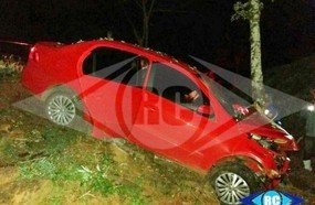 Saída de pista seguida de choque em árvore deixa motorista ferido