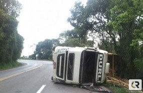 Motorista fica ferido ao tombar carreta em Vargem Bonita