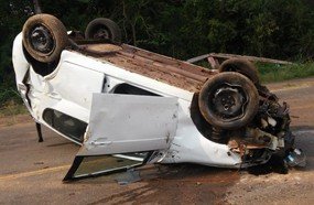 Veículo de Herval capota e deixa condutora ferida na SC-355