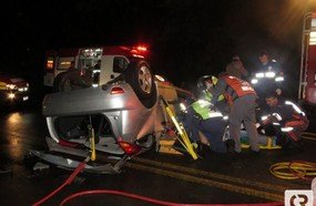 Motorista fica preso às ferragens ao capotar veículo na BR-282