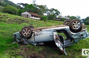 Mulher fica ferida após perder controle de veículo e capotar na SC-150