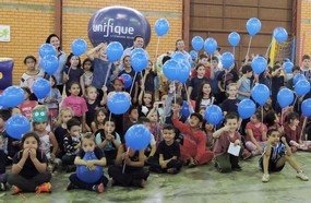 Unifique Joaçaba realiza ação em escola para comemorar Dia das Crianças