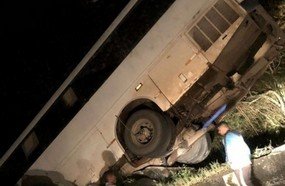Ônibus fica pendurado na Serra do Rio do Rastro após perder o freio