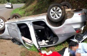 Veículo com quatro ocupantes capota na BR-470