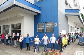Abraço simbólico no INSS durante protesto contra a PEC do Teto