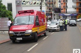 Mulher invade contramão e bate em Kombi na Duque de Caxias