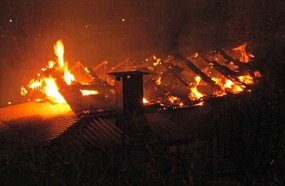 Incêndio atinge duas casas no centro de Ipira