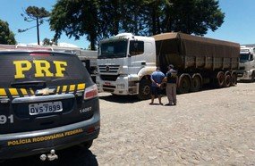 PRF apreende carreta carregada com cigarros após sentir odor de fumo