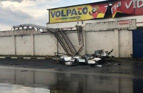 Temporal em Lages destelha casas, derruba árvores e postes