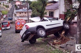 Motorista fica ferido ao atingir árvore em Joaçaba