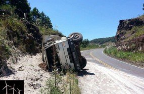 Caminhão de Concórdia tomba em Água Doce
