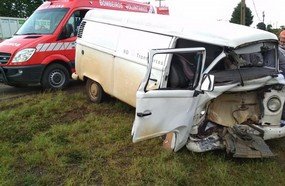 Colisão frontal entre veículos deixa motoristas feridos na SC-355