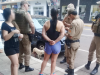 Cães ferozes que passeavam com adestrador atacam cachorro