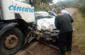 Colisão entre carro e caminhão mata três pessoas na SC-452