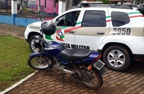 PM recupera moto furtada que era utilizada no tráfico de drogas
