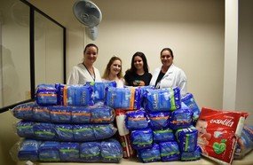 Alunos do curso de Fisioterapia entregam fraldas para o HUST