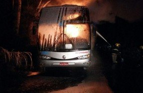 Ônibus da Reunidas é consumido por incêndio no RS