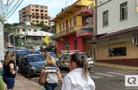 Motorista abandona carro após ser flagrado debruçado sobre volante