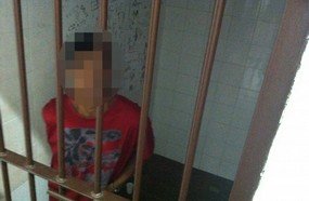 Homem se masturba na cela após ser preso por estupro