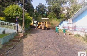 Rolo compressor da Prefeitura tomba ao fazer reparos em Herval