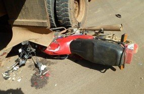 Motociclista perde a vida após colidir em caminhão