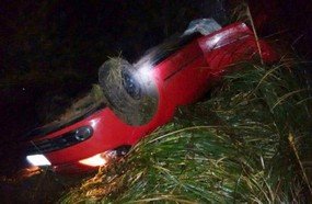 Casal de idosos fica ferido em capotamento na BR-282