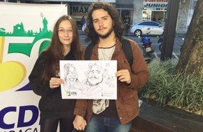 Casais doam agasalhos e ganham caricaturas em Joaçaba