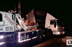 Carreta faz “L” e fica atravessada na pista no Acesso de Herval