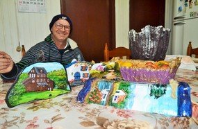 Roupas, pedras e ferramentas transformadas em obras de arte
