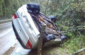Motorista capota veículo na saída de Ouro