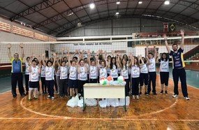 Alunos de Vargem Bonita recebem materiais esportivos da AJOV