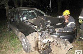 Colisão em árvore deixa dois feridos em Joaçaba