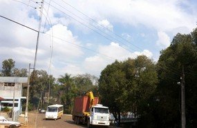Caminhão derruba energia elétrica em Erval Velho