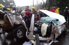 Colisão com carreta deixa motorista de veículo de Joaçaba gravemente ferido
