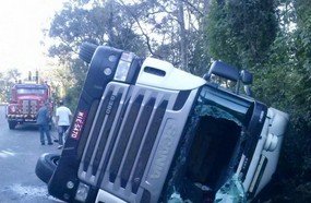 Carreta de Joaçaba tomba na BR-282 e deixa dois feridos