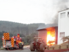 Bombeiros combatem incêndio em empresa de Tangará