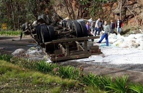 Motorista fica ferido após carreta com adubos tombar na SC-467