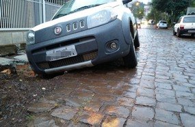 Idoso cai com carro em buraco no bairro São Vicente