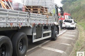 Colisão entre carro e caminhão no trevo de Herval d´Oeste