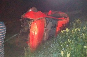 Colisão em árvore seguida de capotamento deixa jovens feridos