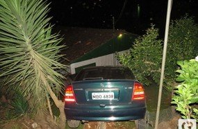 Veículo por pouco não atinge residência no bairro Frei Bruno