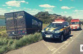 Motorista de carreta fica ferido em saída de pista na BR-153