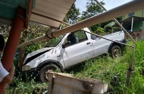 Veículo desgovernado por pouco não atinge casa em Capinzal