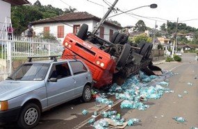 Caminhão sem freio capota sobre veículo no centro de Ipira