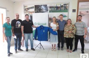 Sicredi destina recursos para uniformes de alunos da Apae