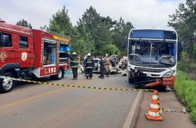 Colisão entre carro e ônibus mata uma pessoa e deixa três feridos