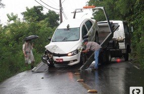 Taxista perde controle do veículo e bate em defensa