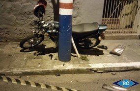 Jovem morre ao colidir em poste no centro de Piratuba