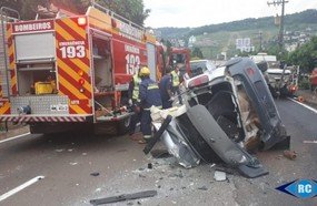 Motorista morre após colidir em micro-ônibus e capotar