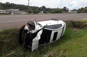 Gestante tomba veículo após colidir em carreta na BR-153